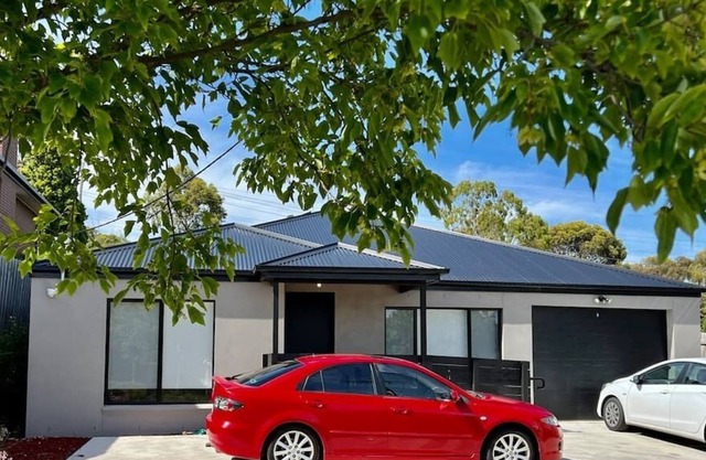 Bundoora Modern 1 queen bed private bathroom