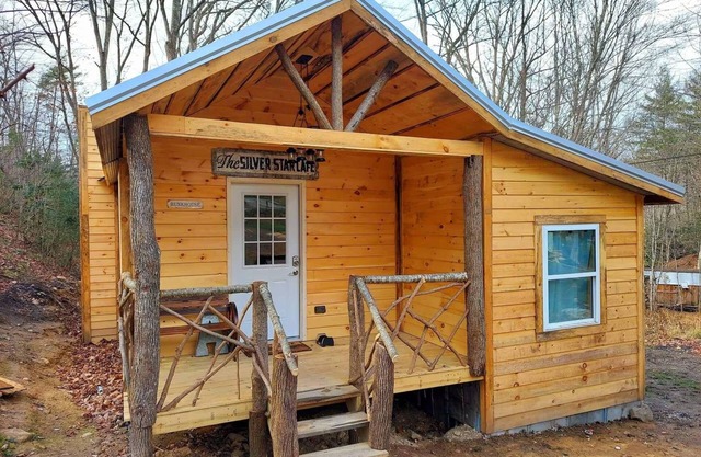 Bunkhouse in the E Tennessee Mountains, off grid-sleeps 8 with bath/shower house