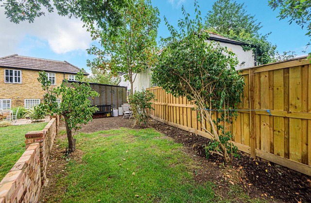 Bushey Character 2 Bedroom self contained Cottage with own Driveway and Garden