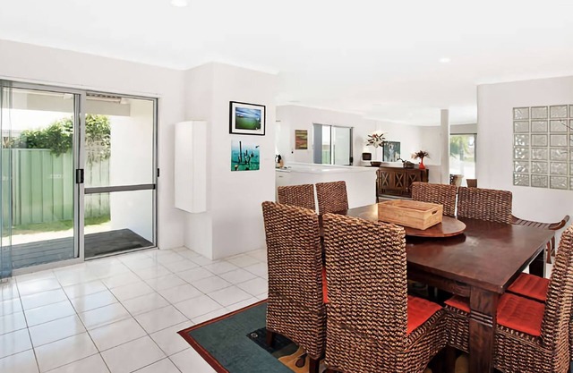 Busselton Beach House with WIFI- Beautiful Busselton Beach House with beachviews