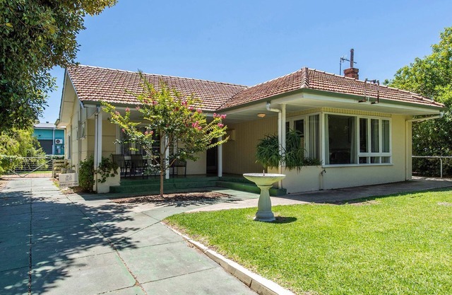 Busselton River Cottage with WIFI- lovel cottage has the cosy feel you would expect when holidaying