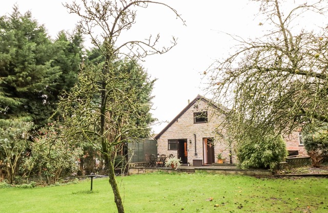 BUTTERFLY COTTAGE, pet friendly, with a garden in Cleobury Mortimer