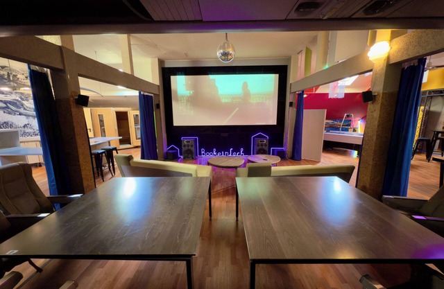 Butterfly | swimming pool-sauna-whirlpool-billiard-air hockey-ping-pong-football-BBQ