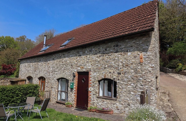 BUTTERTON COTTAGE, pet friendly, character holiday cottage in Honiton