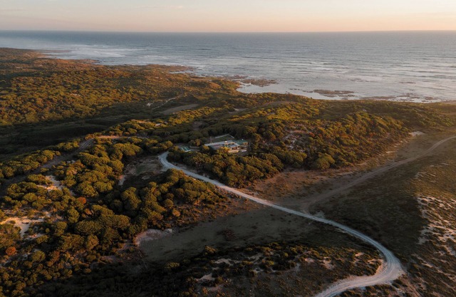 Buttons By The Beach (King Island coastal retreat)