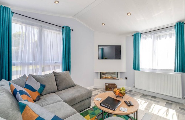 Buxton Pet Friendly Lodge with Hot tub