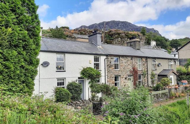 BWTHYN HEDDYCHLON, pet friendly, with open fire in Blaenau Ffestiniog