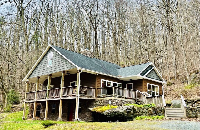 By a Mountain Stream! Creekside Comfort, Hot tub
