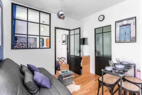 C Cozy Batignolles Apt, Metro Right at Your Doorstep