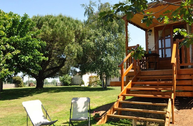 Charming gypsy caravan with heated indoor pool
