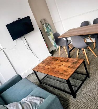 C Spacious 5 Bed - Pkg WiFi Long Stays