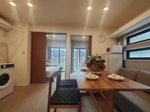C2 Shibuya new hotel, 2 bedrooms and 1 living room, 7 mins to ST Max 6P 渋谷全新酒店 全新装修 两室一厅 交通中心 车站7分钟 最大6人 直达新宿 涉谷 表参道 品川 池袋 上野 代代木 银座 原宿