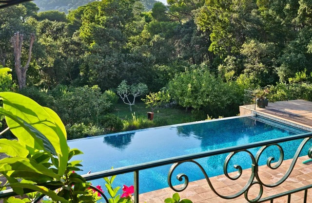 C21Locationvacances Villa du Cap, piscine, plage à pied.