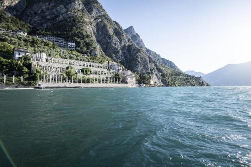 Ca dela Nua front lake