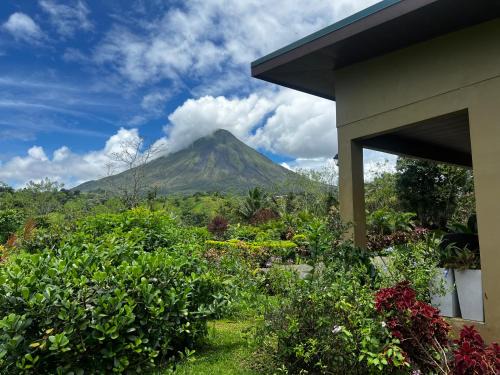 Cabaña Buganvilia Jardines & Volcán
