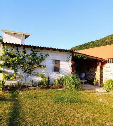 Cabana studio climatizada com amplo pátio junto a lagoa Conceição leste e trilhas para Praia do Moçambique