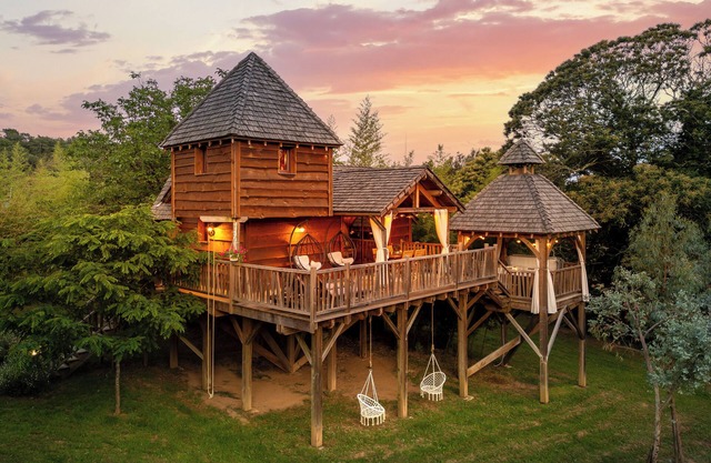 Cabane Tobago: Beautiful, luxurious tree house with private Jacuzzi.