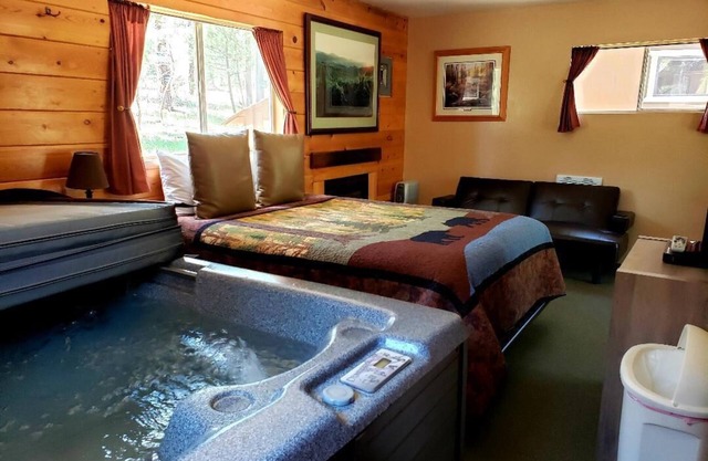 CABIN #4 - BEAR CLAW (JACUZZI & FIREPLACE)