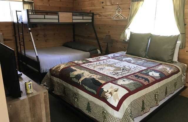 CABIN #5 - WOLF'S DEN (JACUZZI & FIREPLACE)