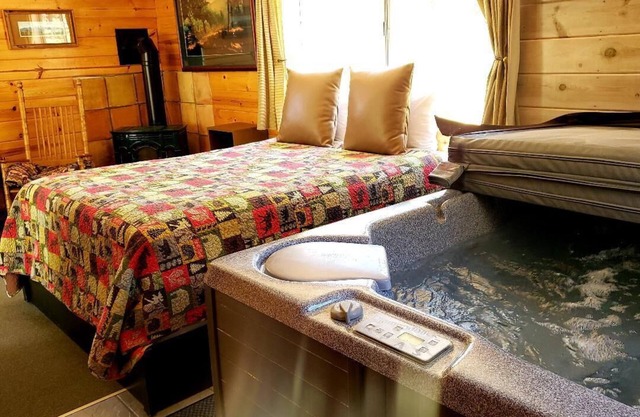 CABIN #6 -SWEETHEART'S COTTAGE (JACUZZI & FIREPLACE)