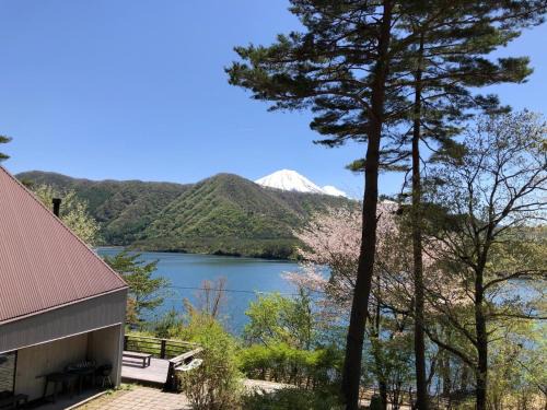 Cabin F Lake Saiko 1 min Mt Fuji Lakeview Villa Sleeps 10 BBQ Jacuzzi