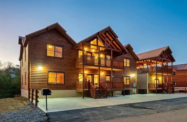 Cabin Fever Vacation- Indoor Private Pool, Sleeps 28, Massive Game Room