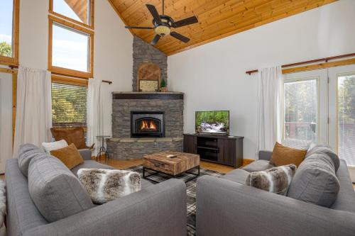 Cabin Haven Theater Game room Hot Tub Yard