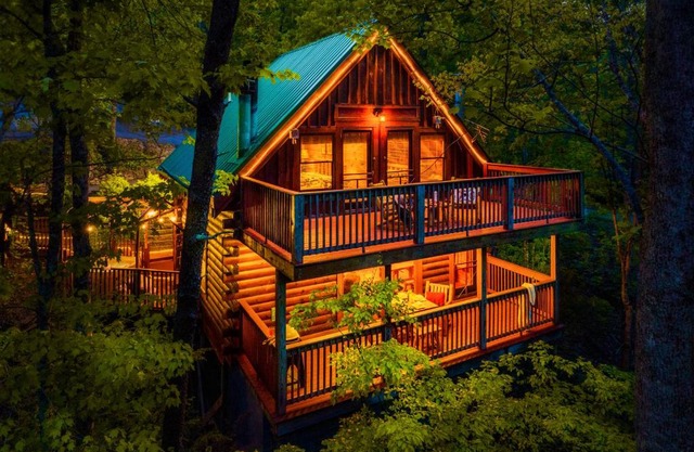 CABIN in a GATED RESORT with SEASONAL RESORT POOL