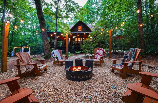 Cabin Near Helen – Hot Tub - Fire Pit - Egg Chairs