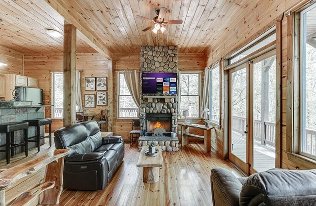 Cabin Near Helen, GA w Jacuzzi & Hot Tub
