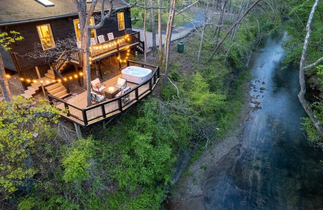 Cabin on 2 acres River access, Fire Pit, & Hot tub
