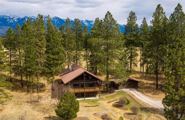 Cabin on 5 acres w/Full Gym, Steam Rm, Hot Tub. Pet Friendly. Near Glacier N.P.