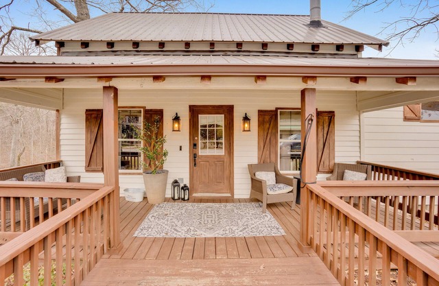 CABIN ON LAKE W/KAYAK, PADDLE BOAT, FIRE PIT, ARCADE & WIFI AT BASE OF MOUNTAIN