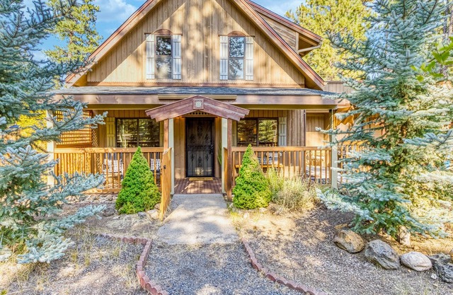 Cabin on large wooded lot with fireplace, washer/dryer, grill, & pool