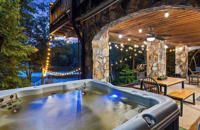 Cabin on the Lake! Hot Tub, Fire-pit, Kayaks & Stunning Lake Views! Pet-Friendly