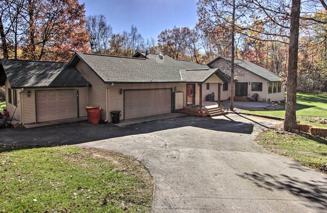 Cabin w/Fire Pit & Movie Room, 1 Mi to Lake
