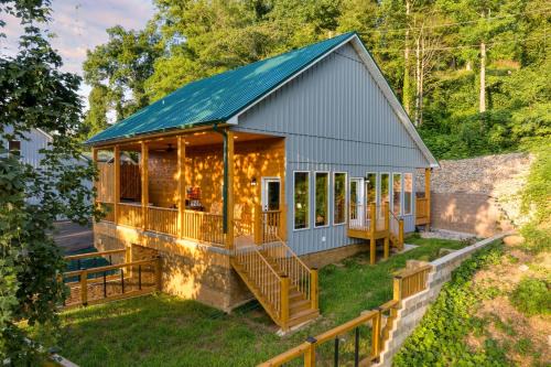 Cabin w Hot Tub Game Room Scenic Smoky Mountain Views Perfect by AvantStay
