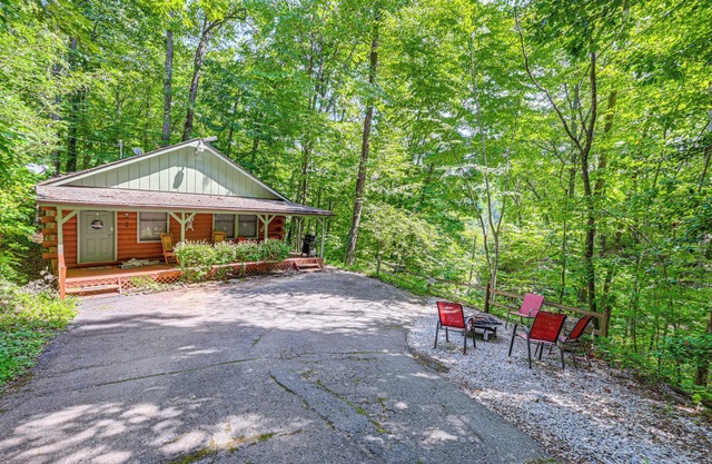 Cabin w/Hot Tub, Near Smoky Mountains Nat’l Park!