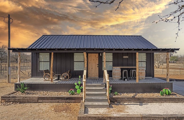 Cabin w/hot tub and fire pit close to town & wine