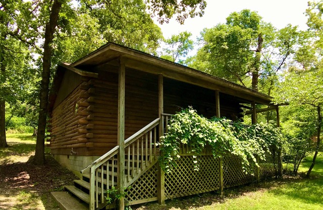 Cabin with a fireplace, grill, deck, AC & cable in quiet location