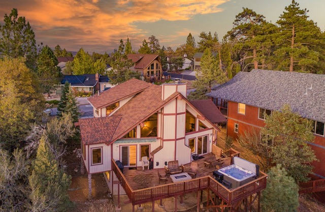 Cabin with a Million Dollar View! Game room, Pool table and Hot tub!