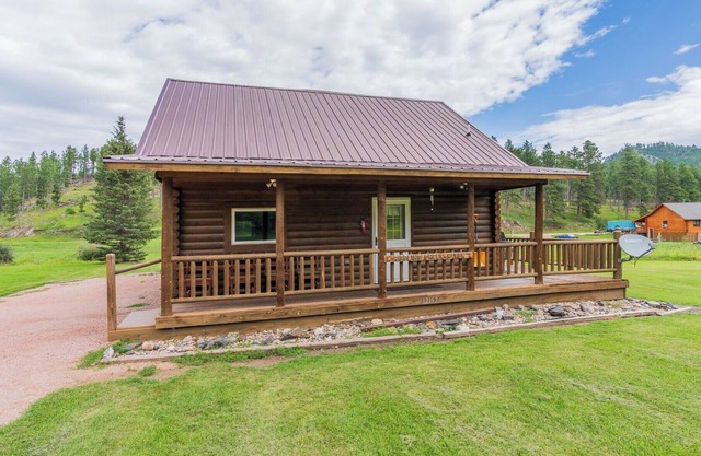 Cabin with Hot Tub along the Mickelson Trail, hub for Hunting and ATV adventures