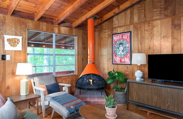 Cabin with Mountain View, Fireplace, Screened Porch and Fire Pit near Asheville