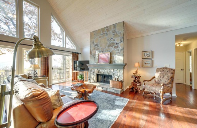 Cabin with Mountain Views Near Cashiers and Highlands
