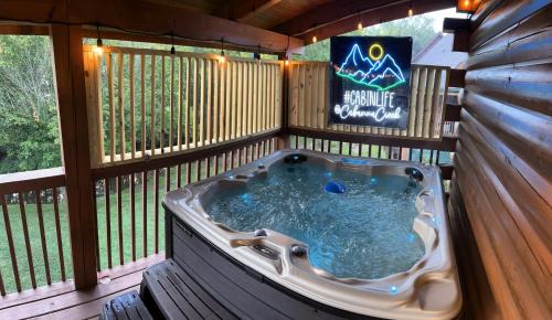 Cabin with New Hot Tub, Near Dollywood .2BD.2BA.Sleeps6.BBQ