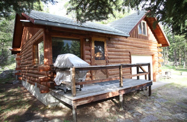 Cabin With Sleeping Loft 20 Miles From NE Entrance Of Yellowstone