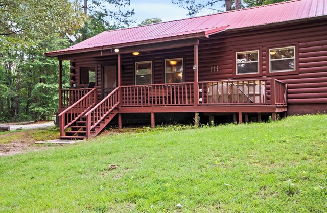 Caddo Ridge Cabin with Hot Tub