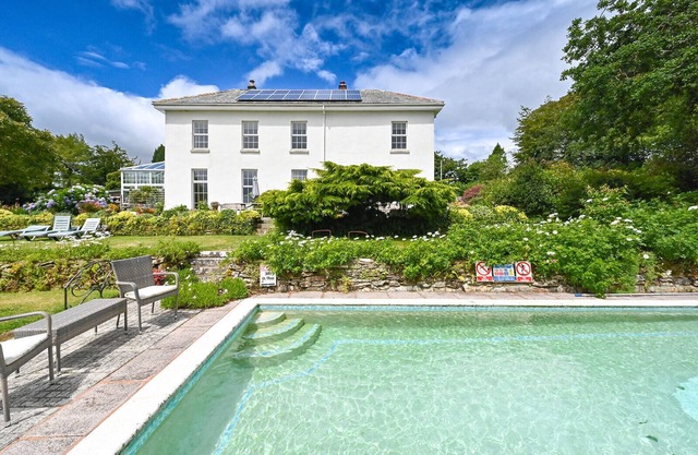 Caerhays Apartment With Outdoor Pool And Gardens In Historic Mansion House