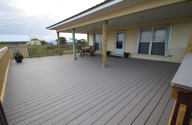 Cajun Yacht Club: Spacious 4BR camp in Grand Isle, LA, across from the beach.