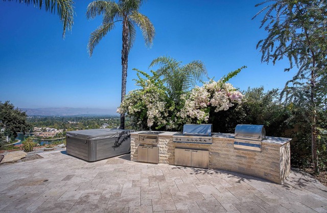 Calabasas Vila lake View Home